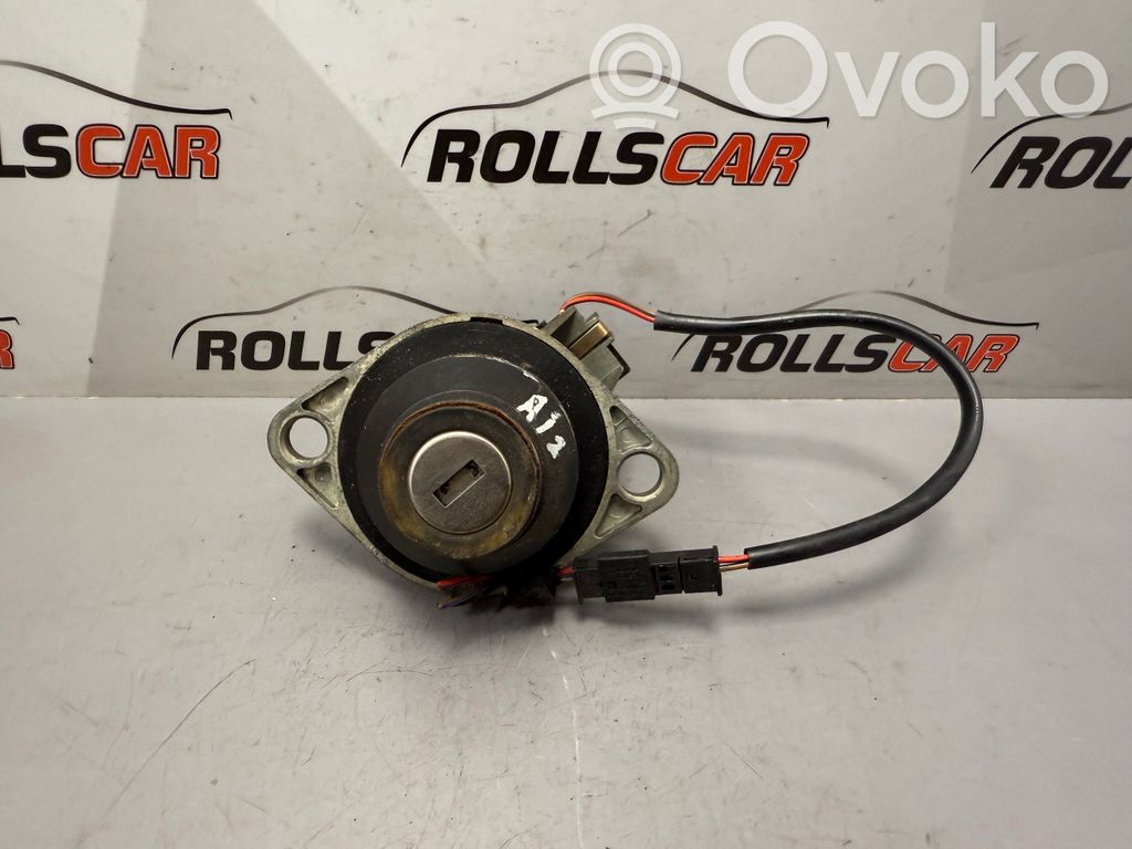 Tailgate exterior lock