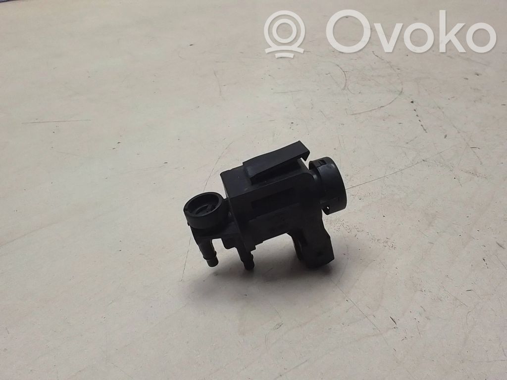Audi A4 S4 B5 8D Turboahtimen magneettiventtiili 