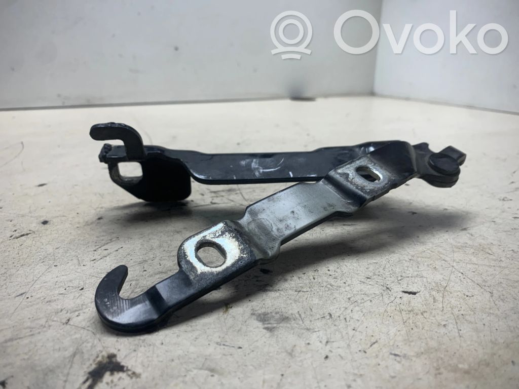 Engine bonnet/hood hinges