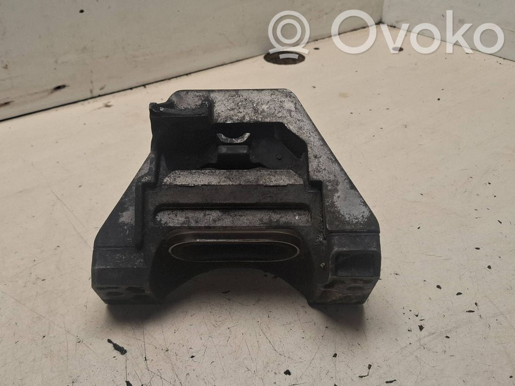 Engine mount bracket   V04652
