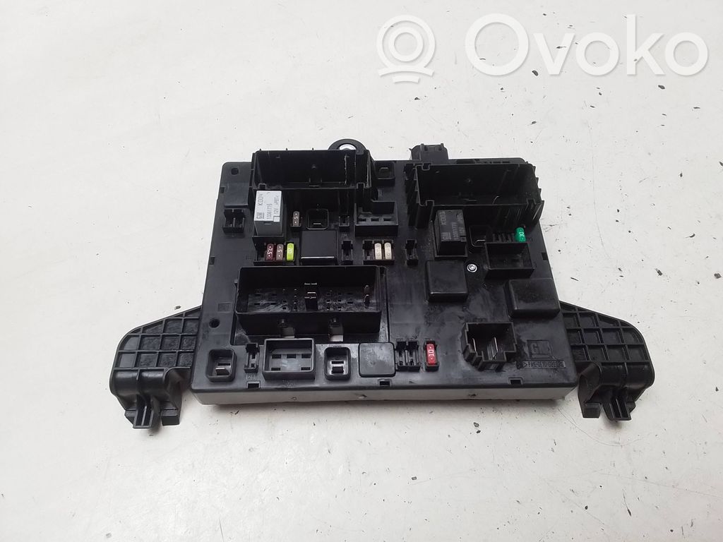 Opel Astra J Ramka / Moduł bezpieczników 