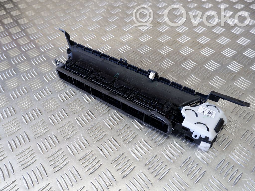 Tesla Model Y Oro paėmimo kanalo detalė (-ės) 