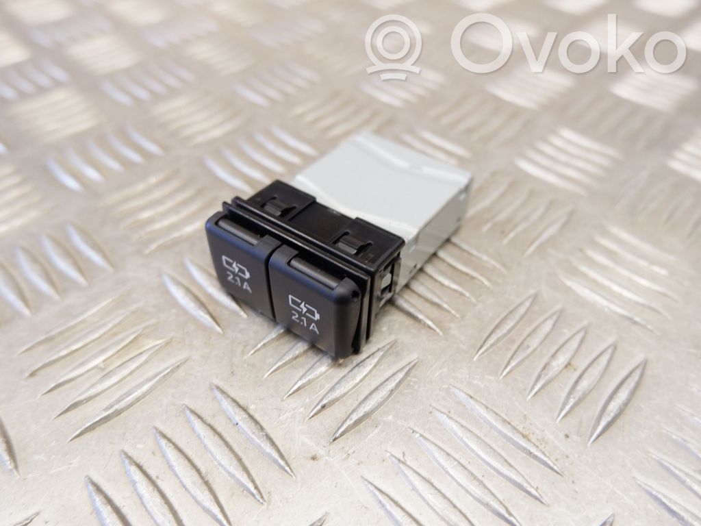 Toyota Highlander XU70 USB socket connector 