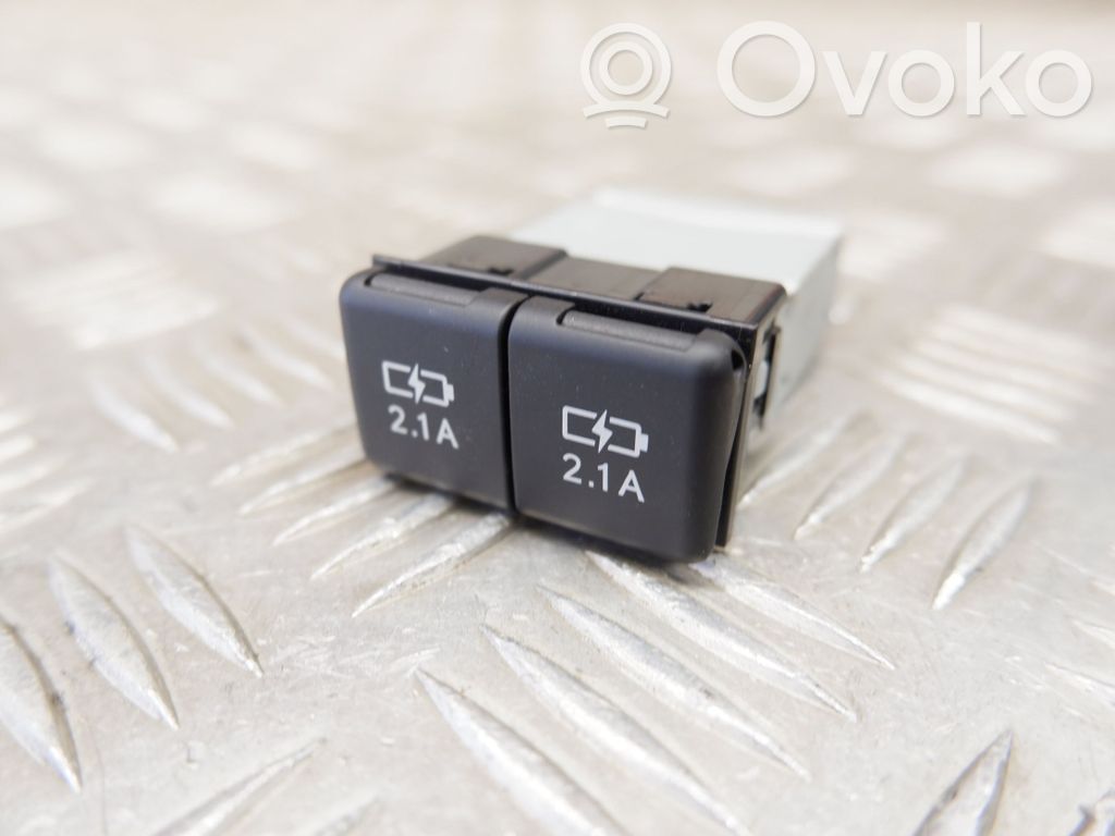Lexus ES 300h (7th Gen) USB socket connector 
