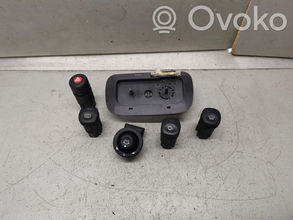 Un conjunto de interruptores   YC1H19D838AC,93BG17B676BB,97KG13A350AC