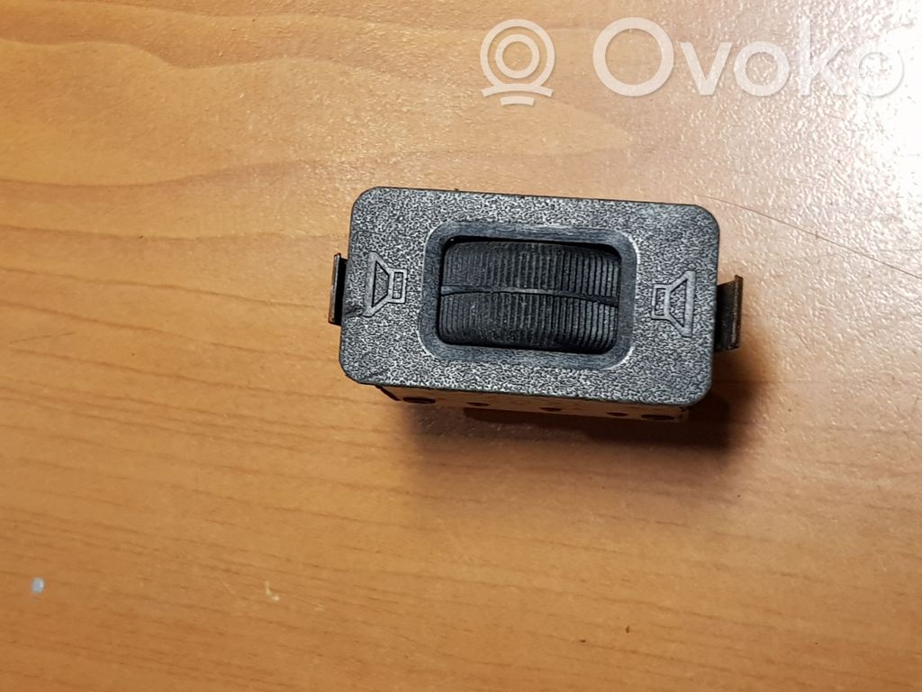 BMW 5 E28 Garso reguliavimo jungtukas 