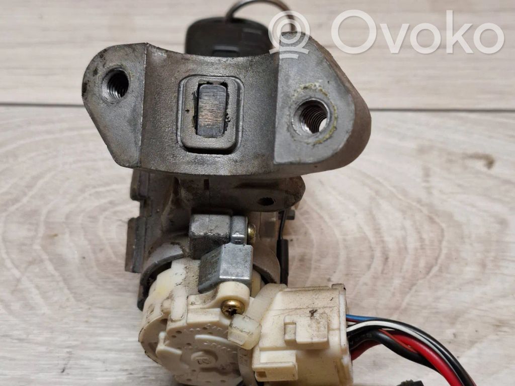 Toyota Corolla Verso E121 Užvedimo spynelė 