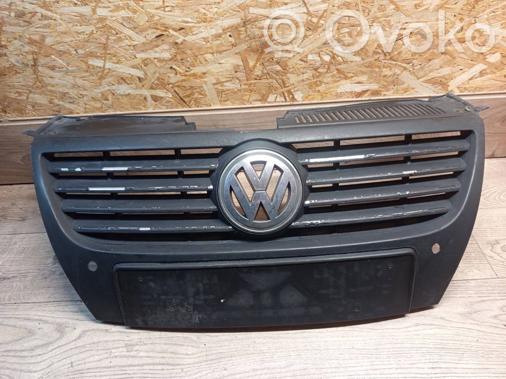 Volkswagen PASSAT B6 Etupuskurin ylempi jäähdytinsäleikkö 