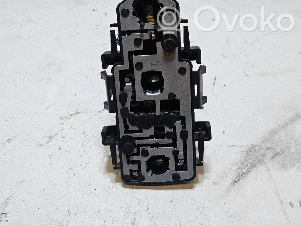 Audi 80 90 S2 B4 Takavalon polttimon suojan pidike 