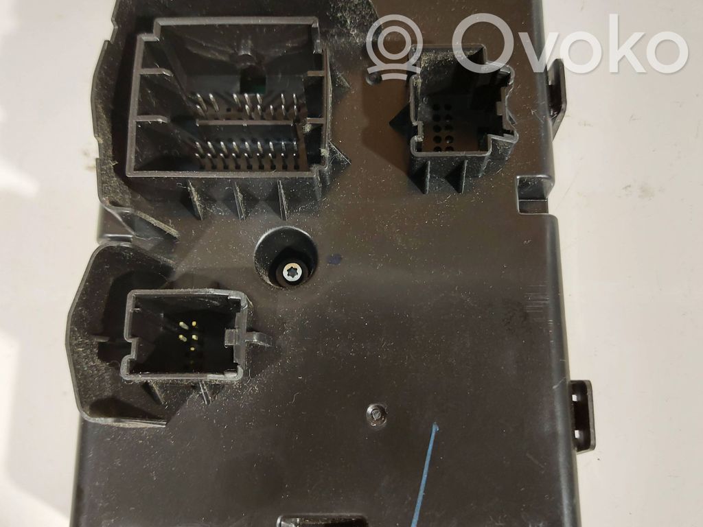 Air conditioning/heating control unit   P68406614AA,63270