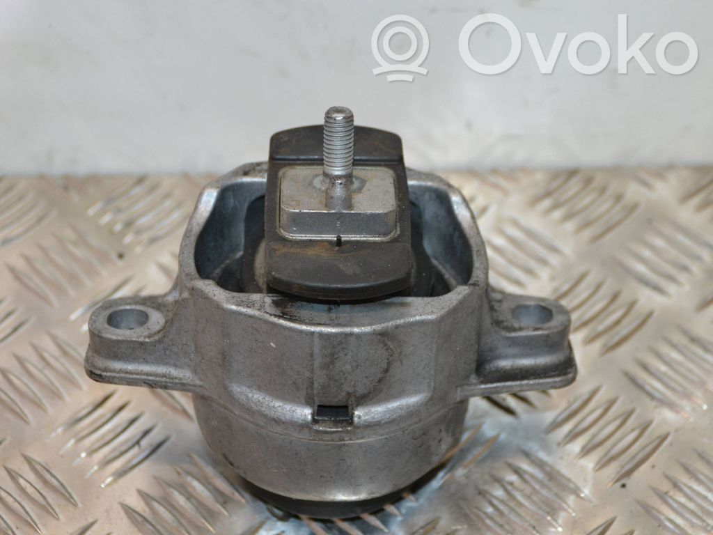 Jaguar F-Pace Engine mount bracket 