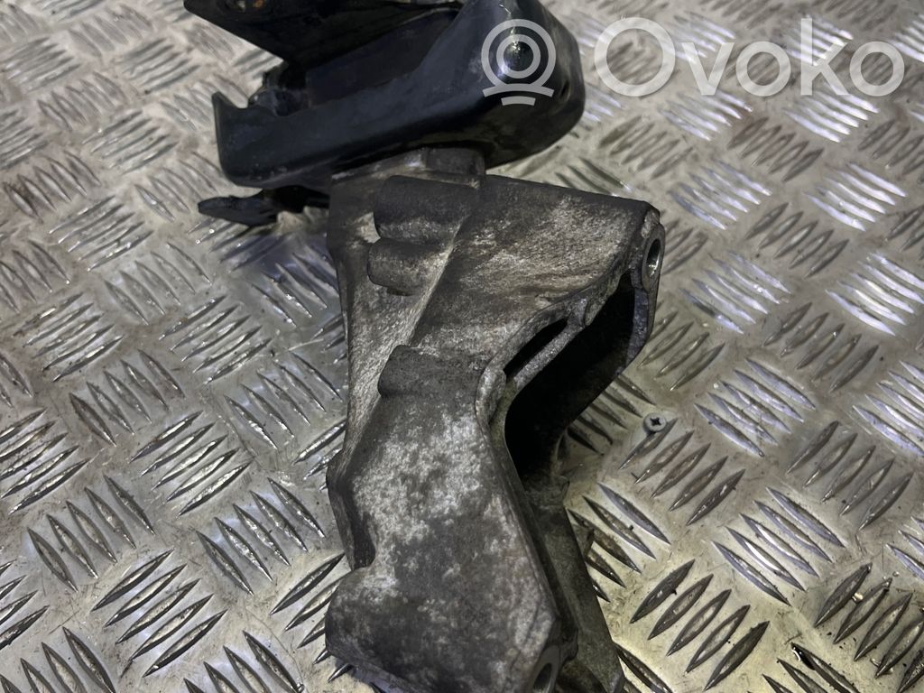 Volkswagen Amarok Engine mounting bracket 