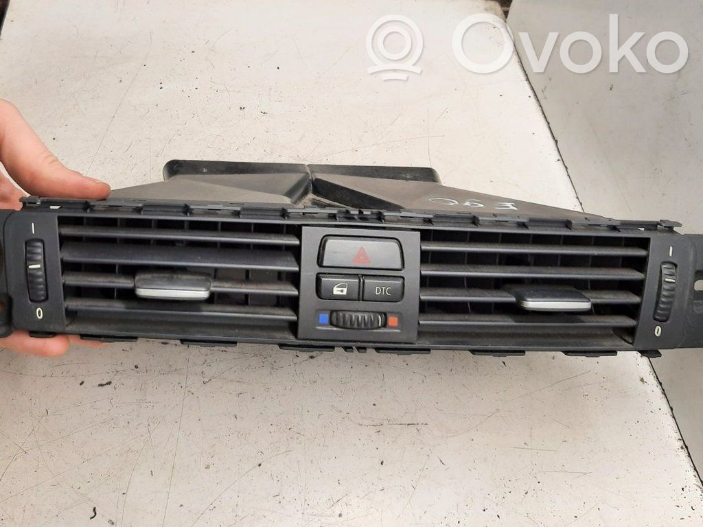 Grille d'aération centrale   692408213,14482110,691073407