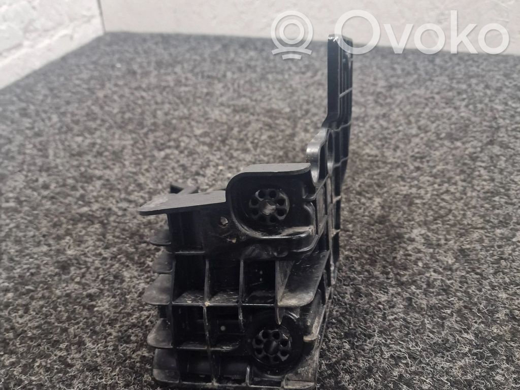 BMW i4 Kita variklio skyriaus detalė 