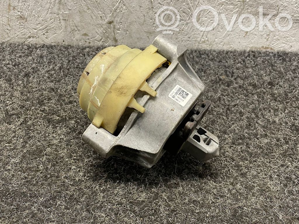 BMW 5 G30 G31 G38 Engine mount bracket 