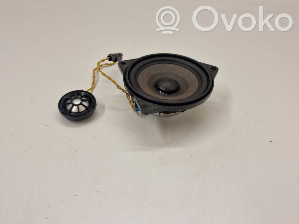 BMW 4 G22 G23 G24 G26 Garsiakalbis panelėje 