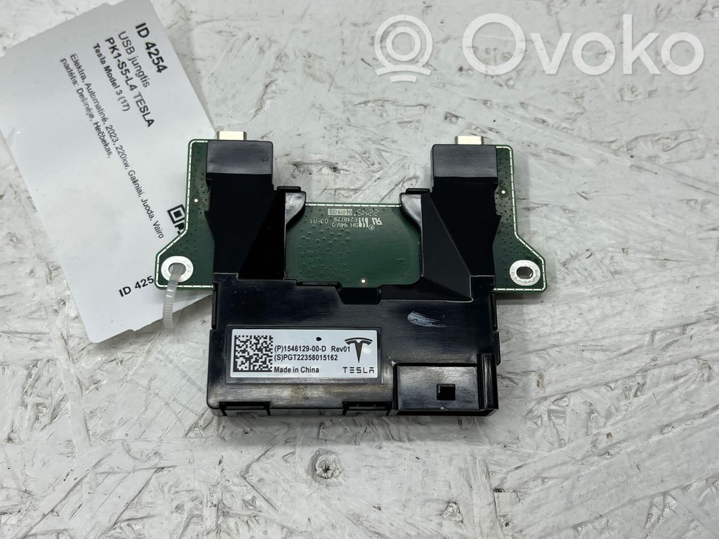 Tesla Model 3 Enchufe conector USB 