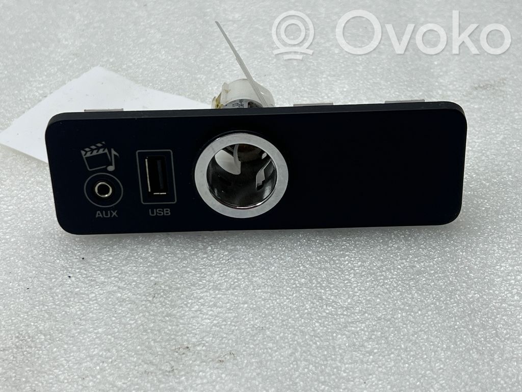 Jaguar XF X250 USB socket connector 