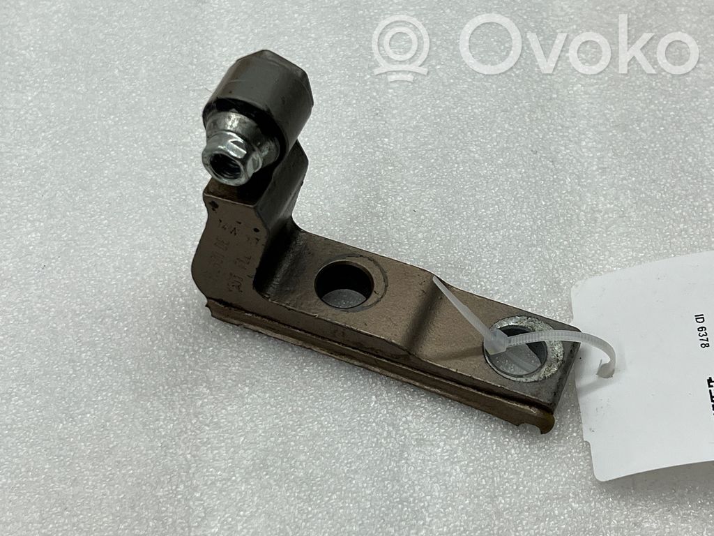 Volvo V40 Front door lower hinge 
