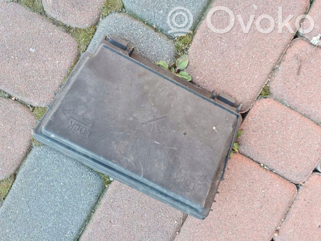 Opel Meriva B Fuse box cover 