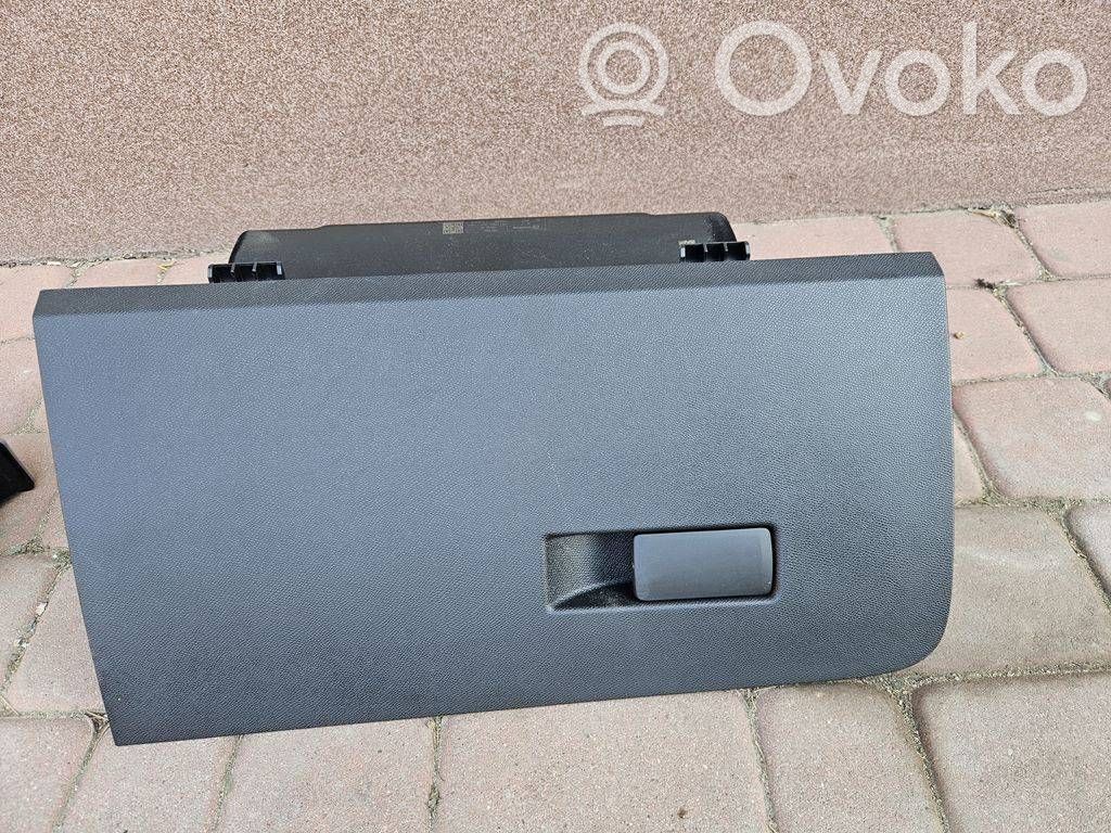 Opel Astra L Consola central de la guantera 