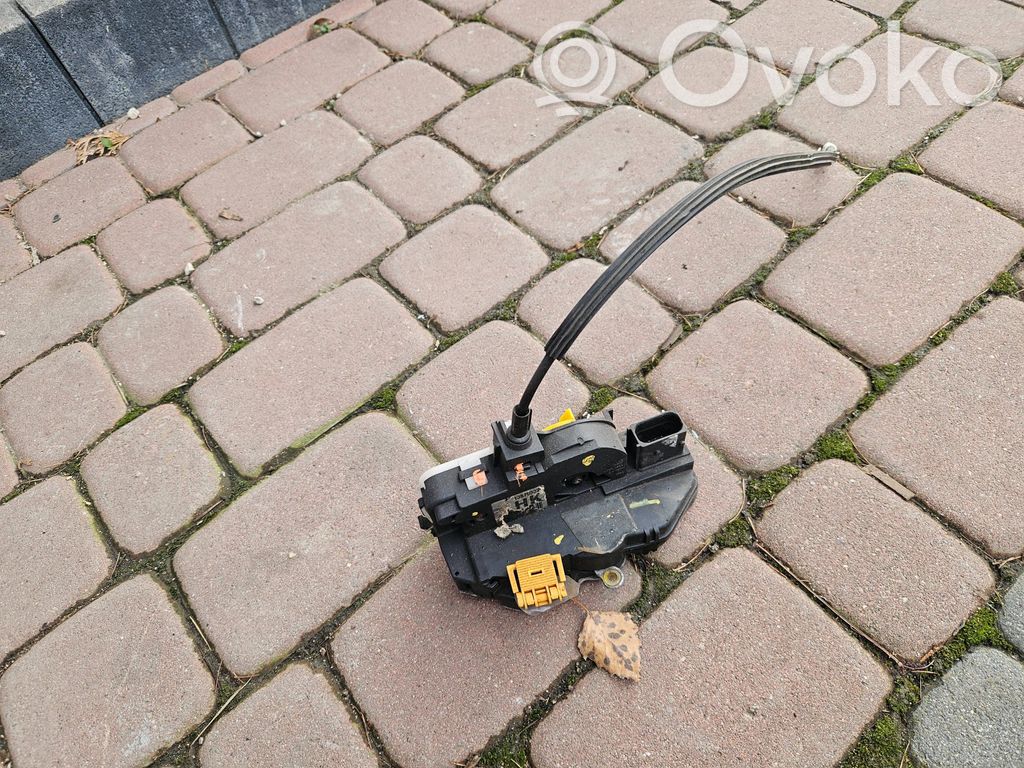 Opel Insignia A Front door lock 