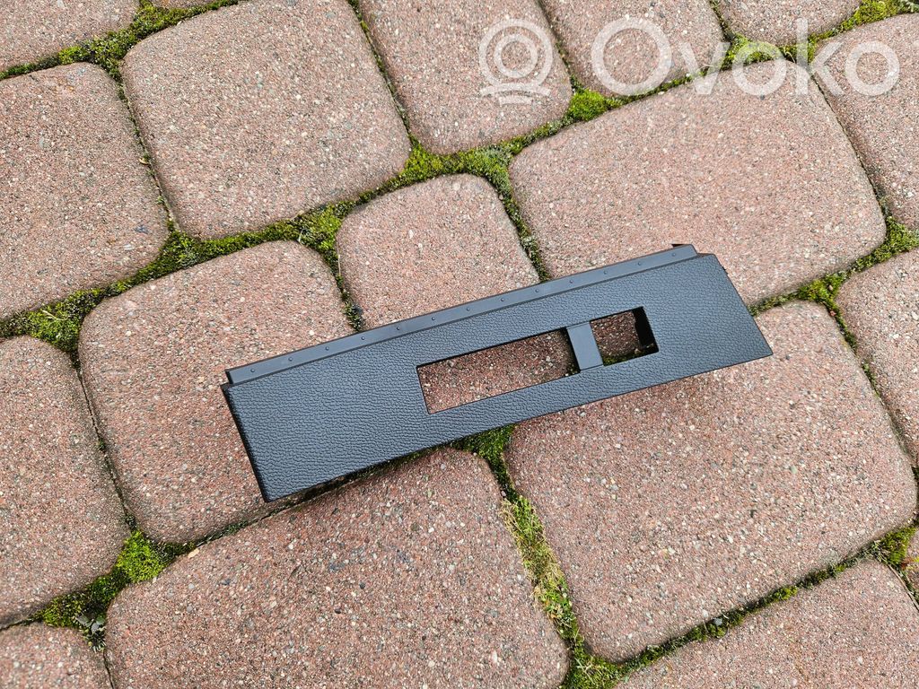Opel Astra L Consola central de la guantera 