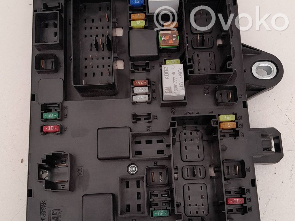 Opel Astra J Fuse module 