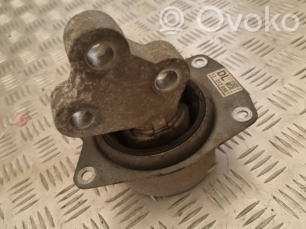 Opel Insignia A Engine mount bracket 