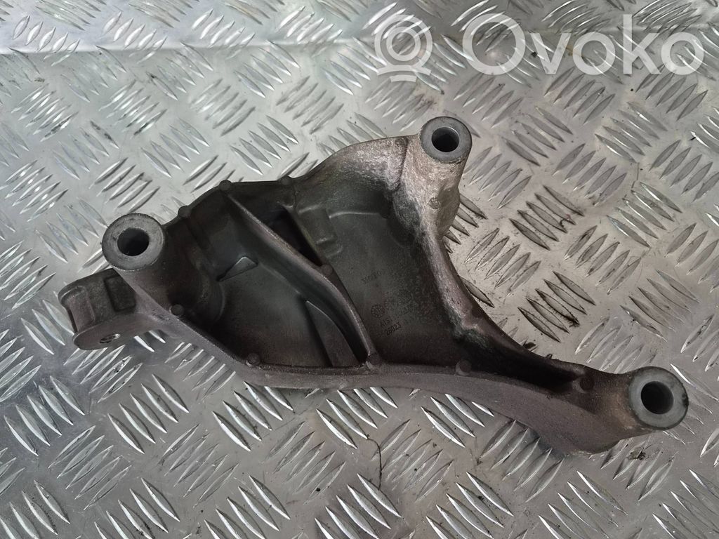 Opel Astra K Engine mounting bracket 