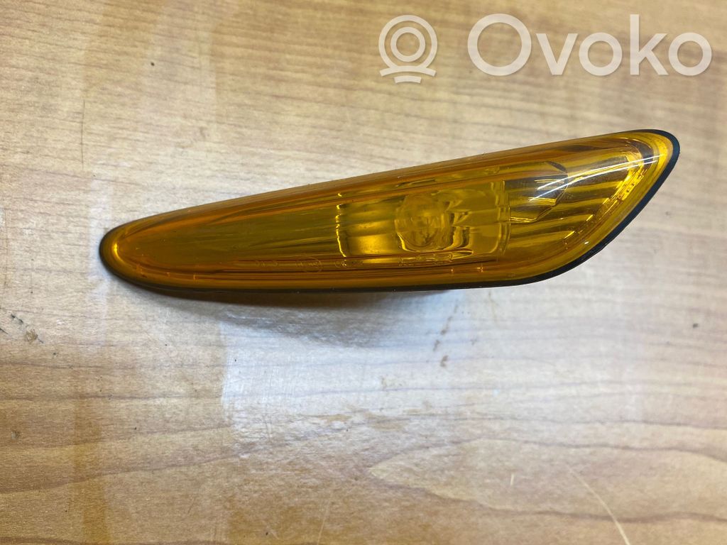 Front fender indicator light   69113675