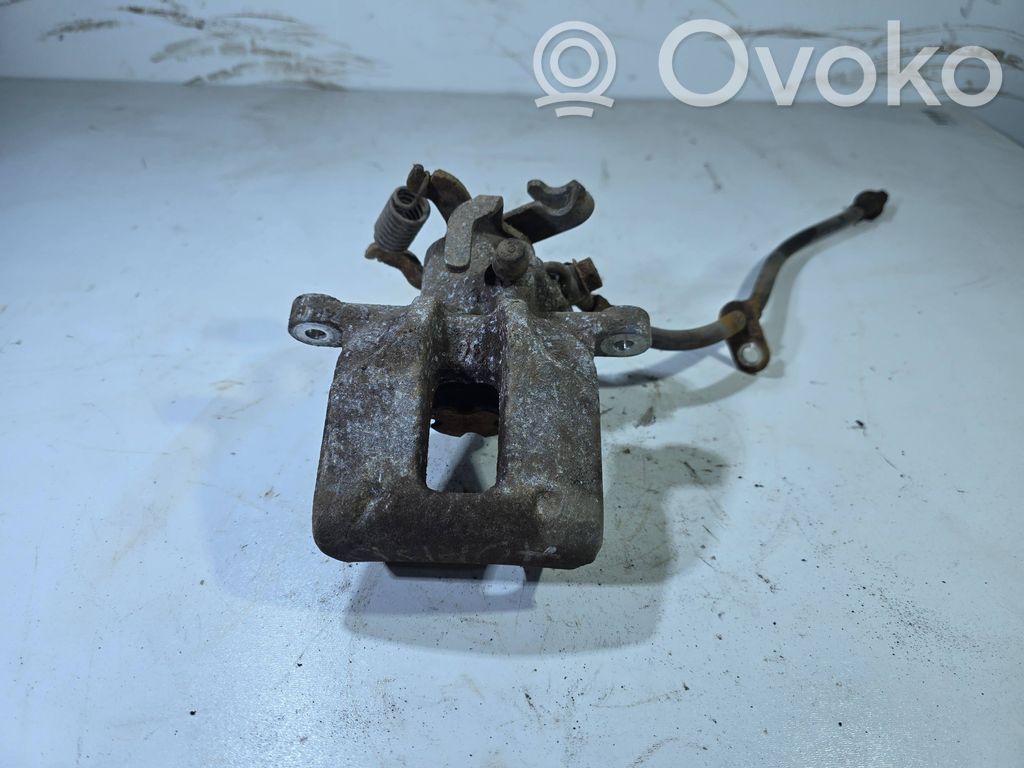 Toyota Auris E180 Tylny zacisk hamulcowy 