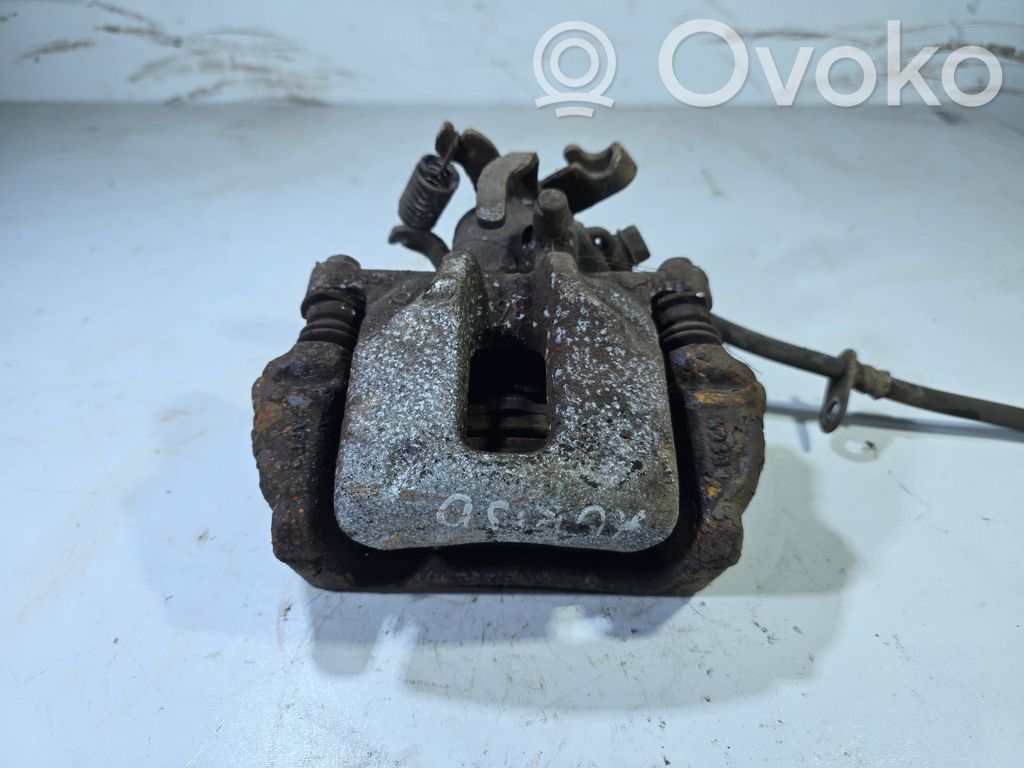 Toyota Auris E180 Tylny zacisk hamulcowy 