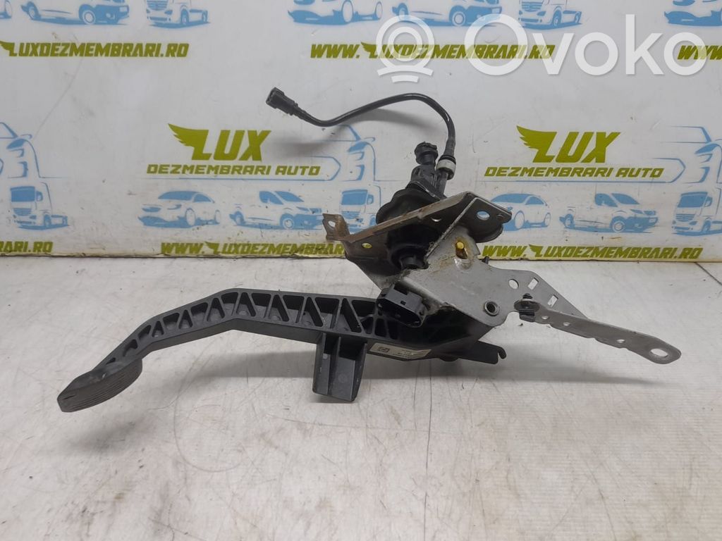 Pedal de embrague   4M517B633XB