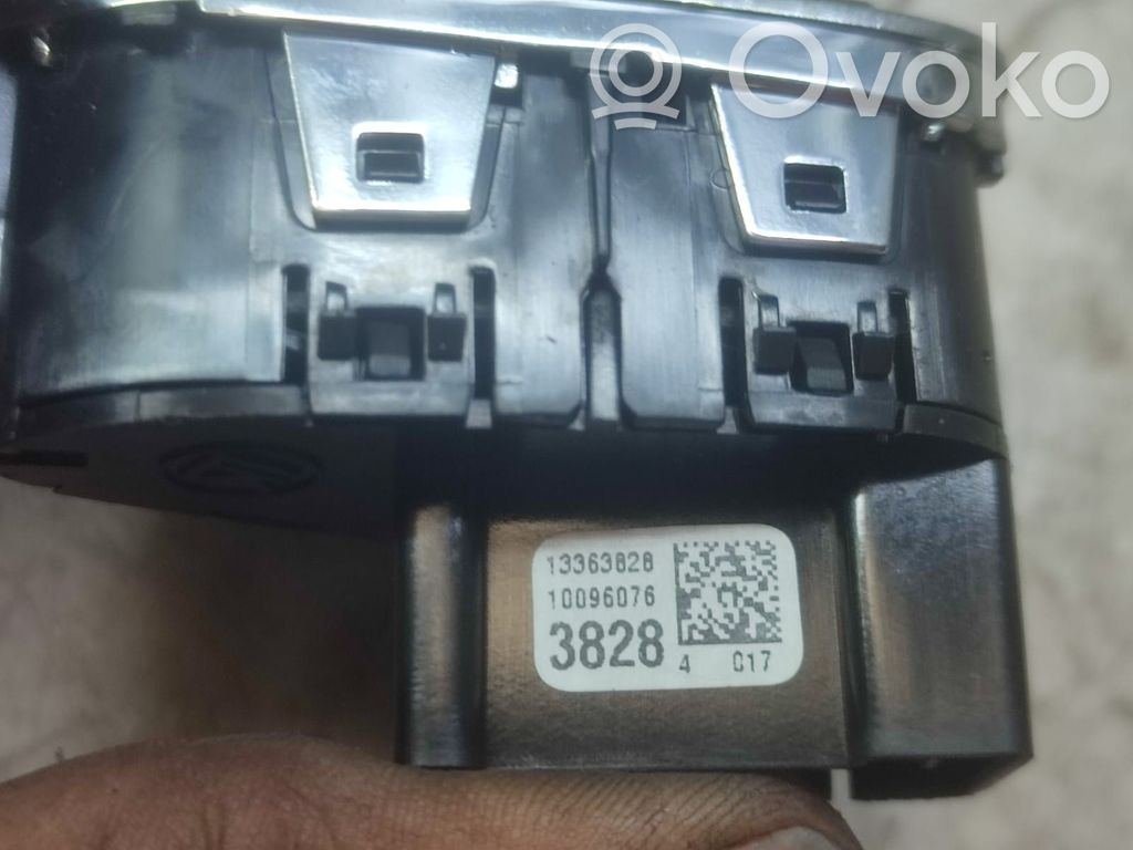 Botón interruptor de bloqueo de puertas   13363828