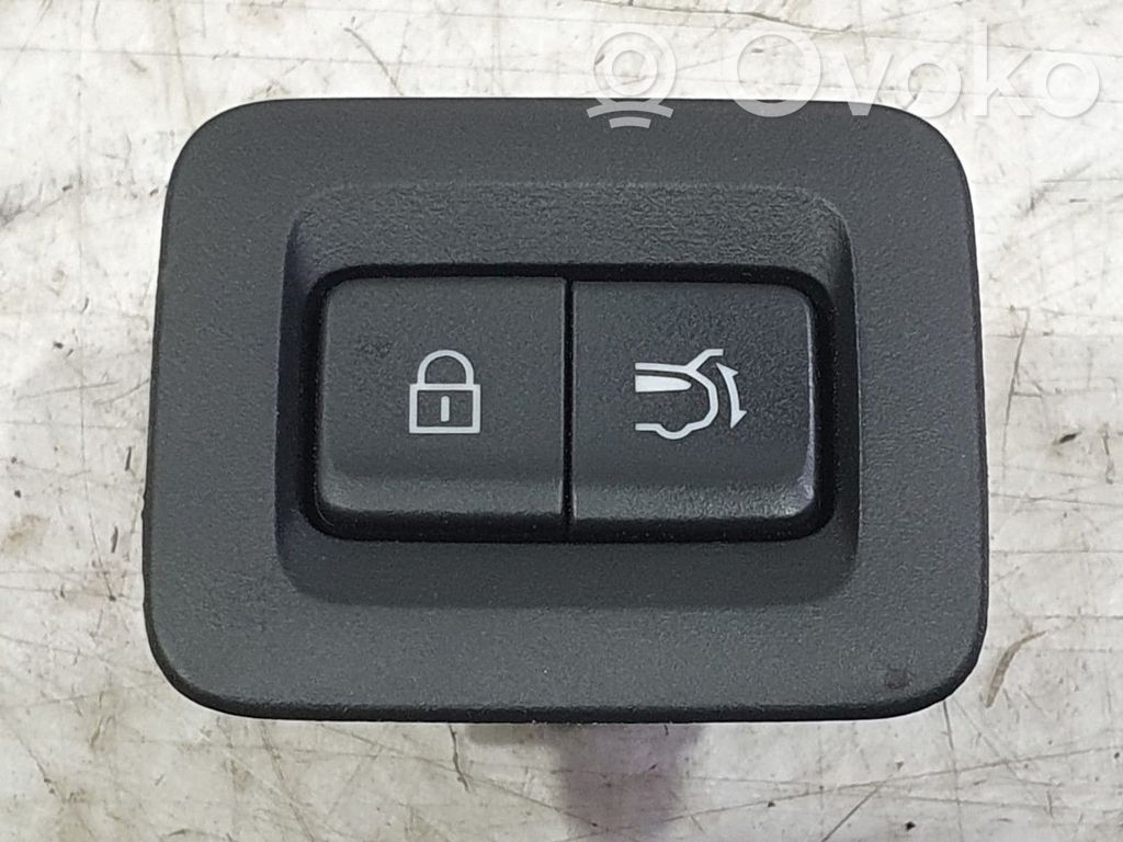 Mazda CX-30 Tailgate opening switch 