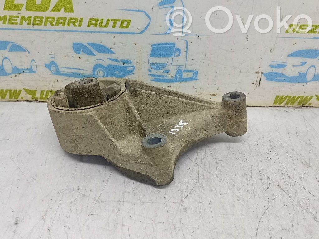 Engine mounting bracket   V05457
