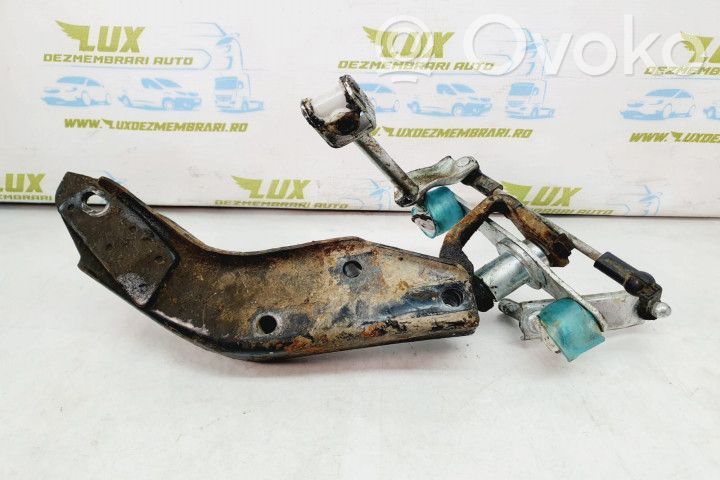 Engine mounting bracket