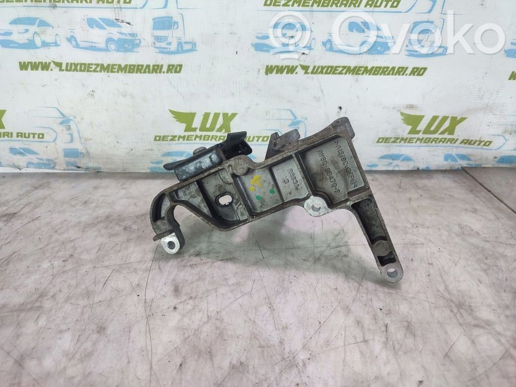 Ford Focus Engine mounting bracket 