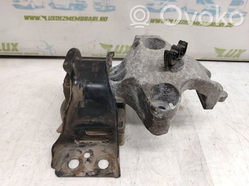 Dacia Duster Engine mounting bracket 