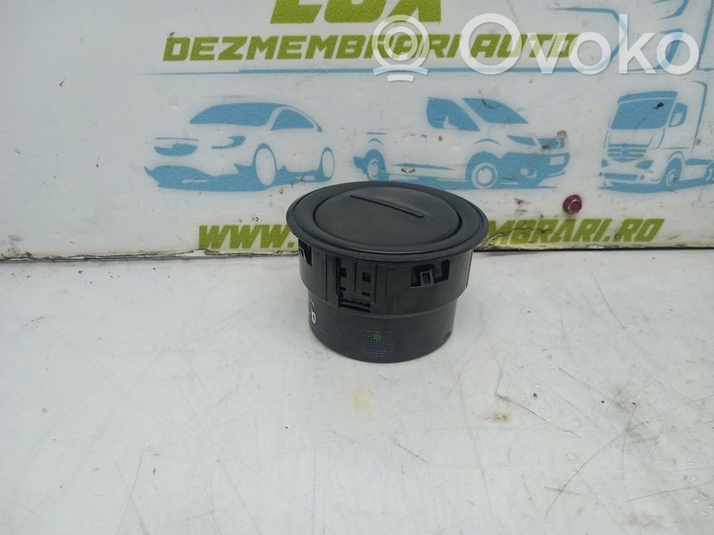 Dacia Logan II Dysze / Kratki środkowego nawiewu deski rozdzielczej 