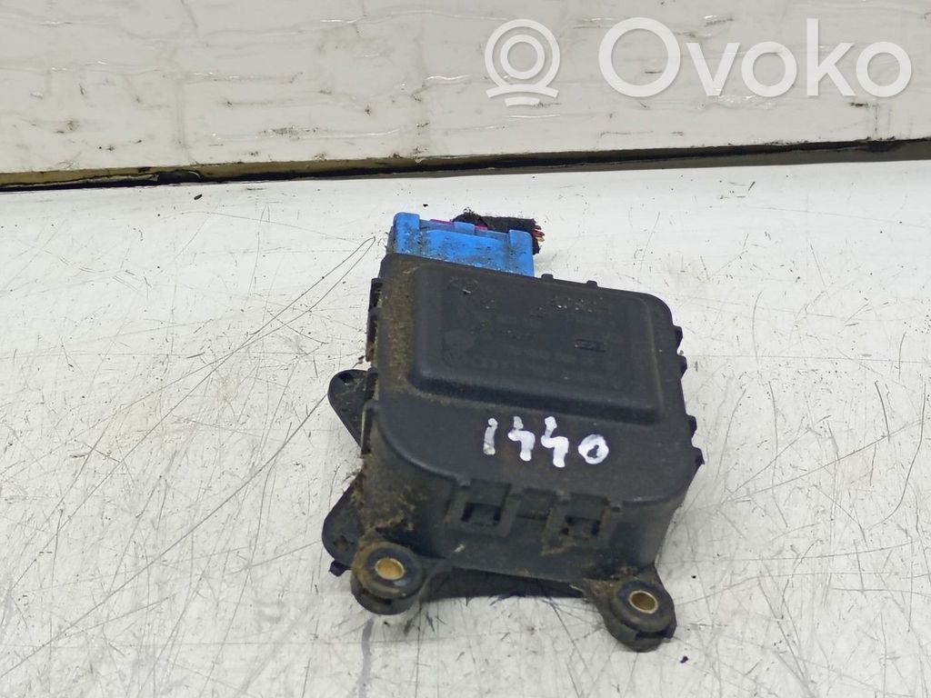 Volkswagen PASSAT B5.5 Actuator/motor clapetă debit aer A/C 