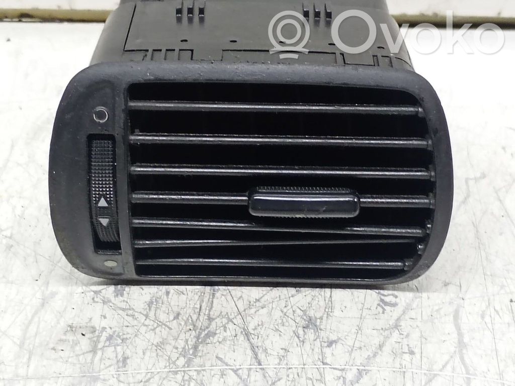 Rejilla de ventilación central del panel   8L0820901