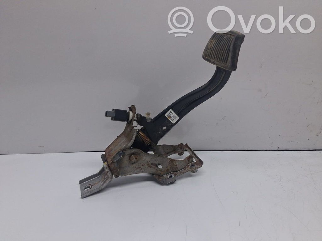 Pedal de embrague   328002S105