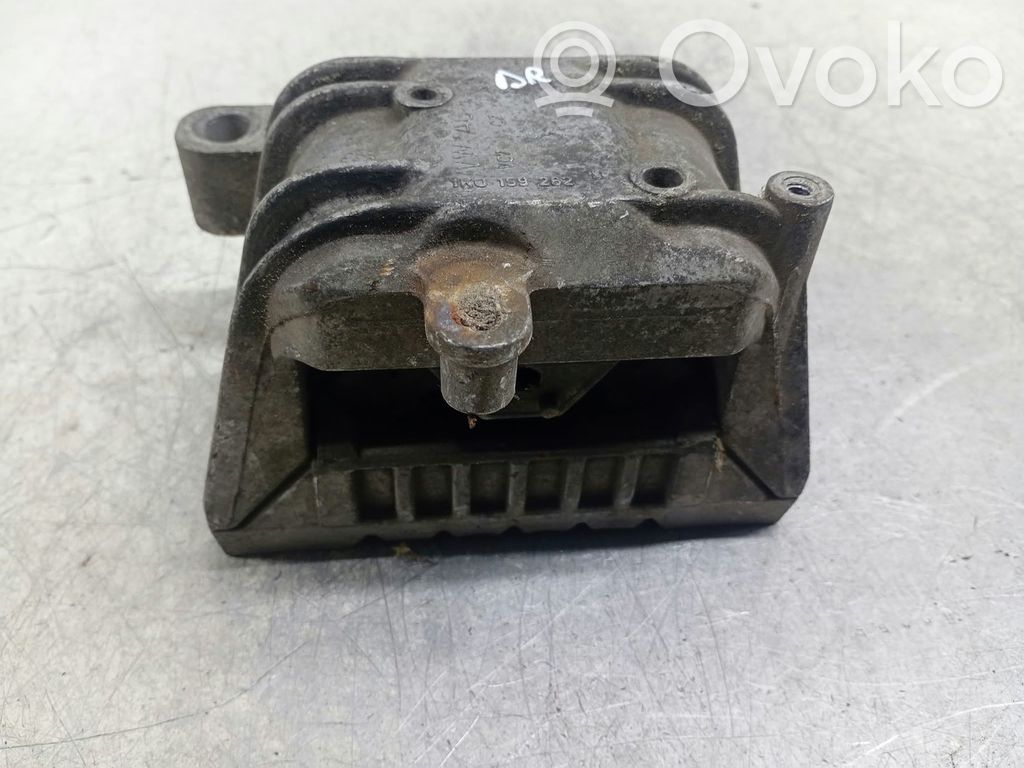 Volkswagen PASSAT B6 Łapa / Mocowanie silnika 