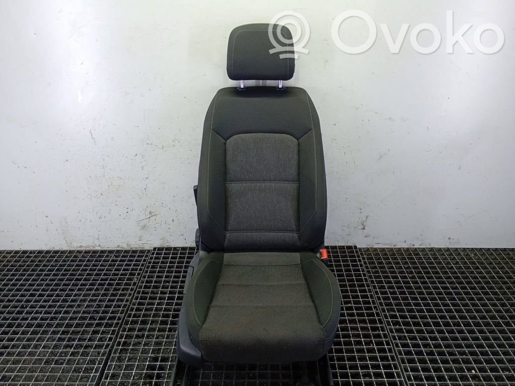 Volkswagen PASSAT B8 Inne fotele 