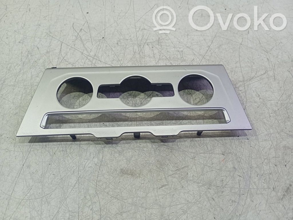 Volkswagen PASSAT B8 Moldura protectora del altavoz central del panel