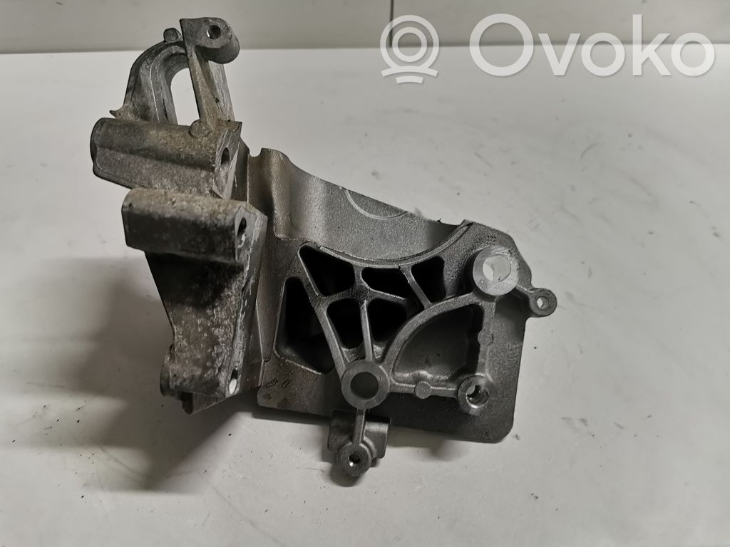 Volvo S40 Engine mounting bracket 