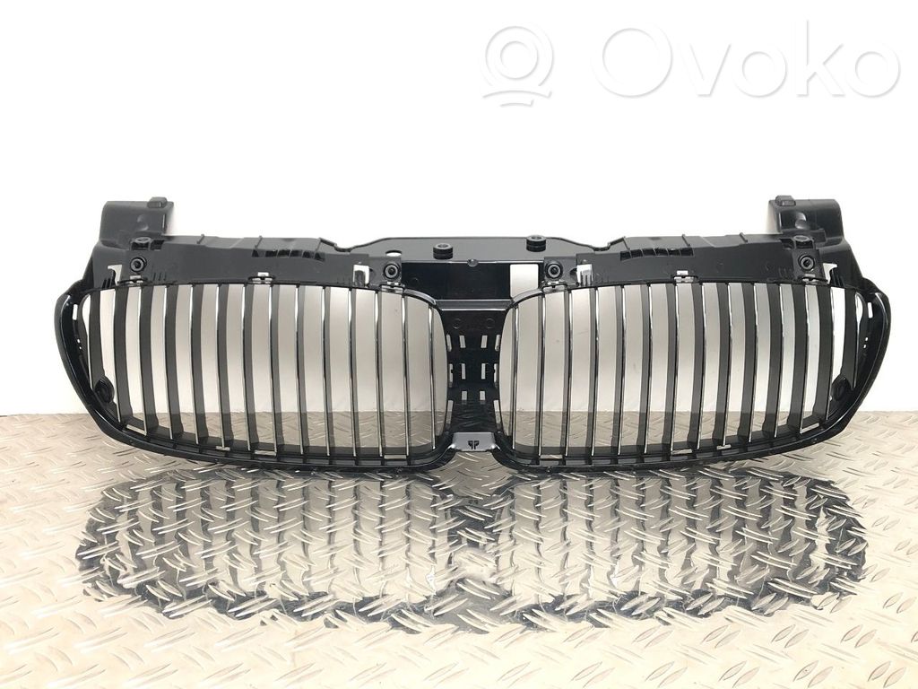 Front bumper upper radiator grill   51137145738