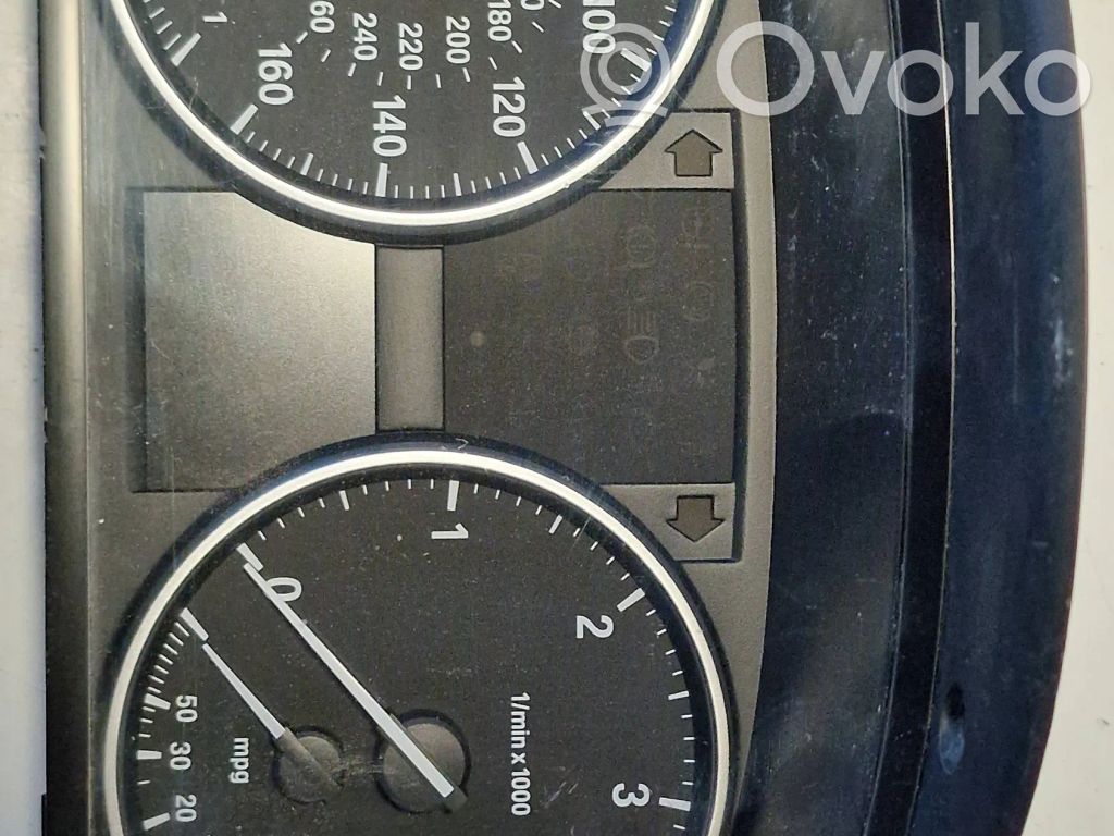 Geschwindigkeitsmesser Cockpit   9242347,685228435